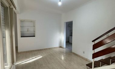 Casa 4 ambientes al frente con cochera cubierta, patio y balcón/terraza. Excelente estado, Villa luzuriaga