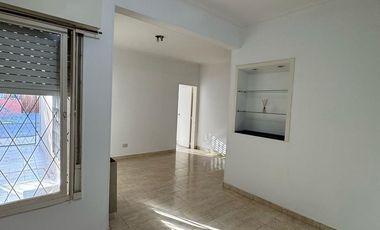 Casa 4 ambientes al frente con cochera cubierta, patio y balcón/terraza. Excelente estado, Villa luzuriaga