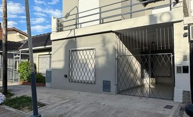 Casa 4 ambientes al frente con cochera cubierta, patio y balcón/terraza. Excelente estado, Villa luzuriaga