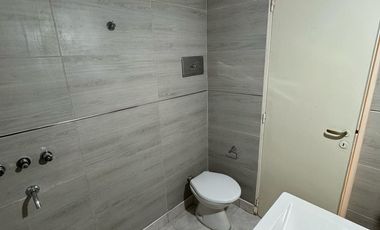 Casa 4 ambientes al frente con cochera cubierta, patio y balcón/terraza. Excelente estado, Villa luzuriaga