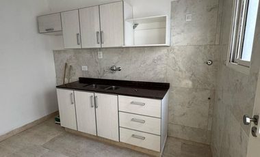 Casa 4 ambientes al frente con cochera cubierta, patio y balcón/terraza. Excelente estado, Villa luzuriaga
