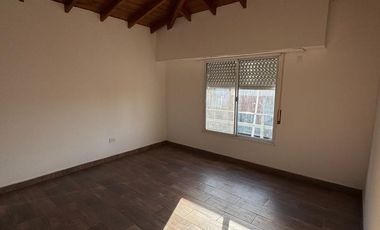 Casa 4 ambientes al frente con cochera cubierta, patio y balcón/terraza. Excelente estado, Villa luzuriaga