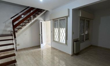 Casa 4 ambientes al frente con cochera cubierta, patio y balcón/terraza. Excelente estado, Villa luzuriaga