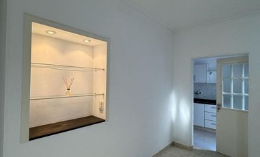 Casa 4 ambientes al frente con cochera cubierta, patio y balcón/terraza. Excelente estado, Villa luzuriaga