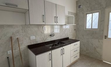 Casa 4 ambientes al frente con cochera cubierta, patio y balcón/terraza. Excelente estado, Villa luzuriaga