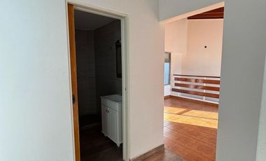 Casa 4 ambientes al frente con cochera cubierta, patio y balcón/terraza. Excelente estado, Villa luzuriaga