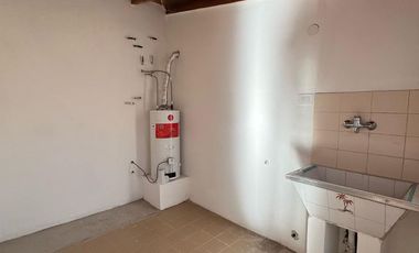 Casa 4 ambientes al frente con cochera cubierta, patio y balcón/terraza. Excelente estado, Villa luzuriaga