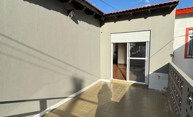 Casa 4 ambientes al frente con cochera cubierta, patio y balcón/terraza. Excelente estado, Villa luzuriaga