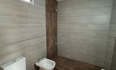 Casa 4 ambientes al frente con cochera cubierta, patio y balcón/terraza. Excelente estado, Villa luzuriaga