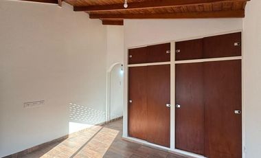 Casa 4 ambientes al frente con cochera cubierta, patio y balcón/terraza. Excelente estado, Villa luzuriaga