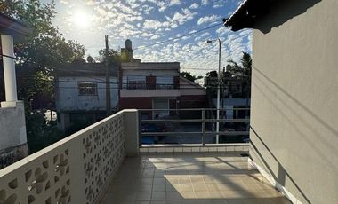 Casa 4 ambientes al frente con cochera cubierta, patio y balcón/terraza. Excelente estado, Villa luzuriaga