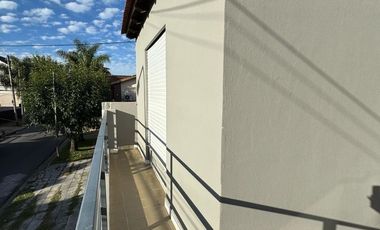 Casa 4 ambientes al frente con cochera cubierta, patio y balcón/terraza. Excelente estado, Villa luzuriaga