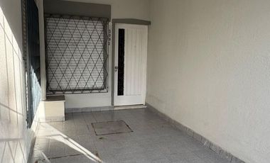 Casa 4 ambientes al frente con cochera cubierta, patio y balcón/terraza. Excelente estado, Villa luzuriaga