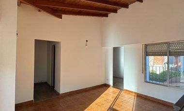 Casa 4 ambientes al frente con cochera cubierta, patio y balcón/terraza. Excelente estado, Villa luzuriaga