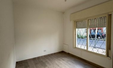 Casa 4 ambientes al frente con cochera cubierta, patio y balcón/terraza. Excelente estado, Villa luzuriaga