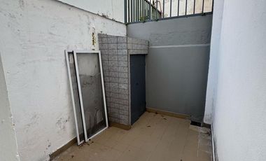 Casa 4 ambientes al frente con cochera cubierta, patio y balcón/terraza. Excelente estado, Villa luzuriaga