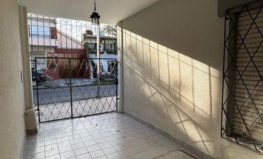Casa 4 ambientes al frente con cochera cubierta, patio y balcón/terraza. Excelente estado, Villa luzuriaga