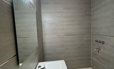 Casa 4 ambientes al frente con cochera cubierta, patio y balcón/terraza. Excelente estado, Villa luzuriaga