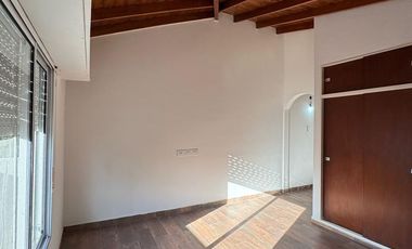 Casa 4 ambientes al frente con cochera cubierta, patio y balcón/terraza. Excelente estado, Villa luzuriaga