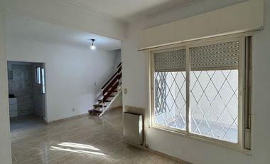 Casa 4 ambientes al frente con cochera cubierta, patio y balcón/terraza. Excelente estado, Villa luzuriaga