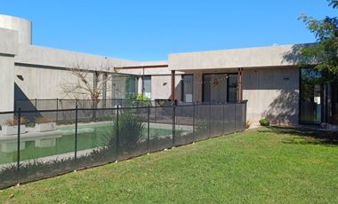 VENTA IMPECABLE PROPIEDAD EN EL BARRIO PRIVADO MONET. LOS CARDALES