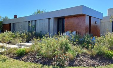 VENTA IMPECABLE PROPIEDAD EN EL BARRIO PRIVADO MONET. LOS CARDALES