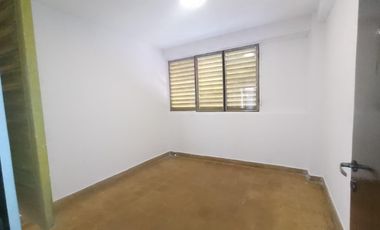 AV. Silvano Bores 1º Cuadra- Dpto de 3 dormotiorios, baño y cocinalavadero. Muy buenas condiciones