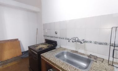 AV. Silvano Bores 1º Cuadra- Dpto de 3 dormotiorios, baño y cocinalavadero. Muy buenas condiciones