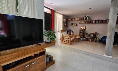 INDEXA VENDE Casa de diseño en barrio IUPA