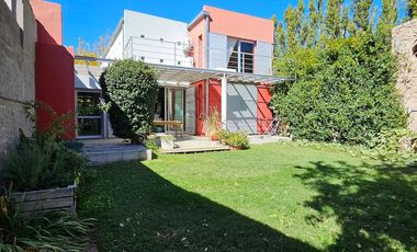 INDEXA VENDE Casa de diseño en barrio IUPA