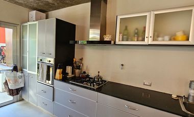 INDEXA VENDE Casa de diseño en barrio IUPA