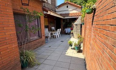 Venta Casa 5 Ambientes con Patio y Garaje en Temperley.