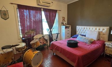 Venta Casa 5 Ambientes con Patio y Garaje en Temperley.