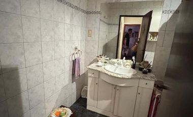 Venta Casa 5 Ambientes con Patio y Garaje en Temperley.