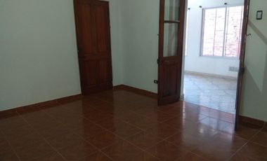 ALQUILER Dpto PH planta baja Lomas a 8 cds. Estación. $530000 Sin expensas.