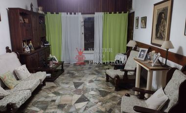 Venta casa 3 dorm, parrilla, garaje, excelente ubicacion, Ezpeleta centro.