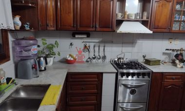 Venta casa 3 dorm, parrilla, garaje, excelente ubicacion, Ezpeleta centro.
