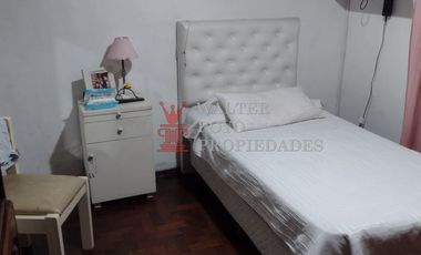 Venta casa 3 dorm, parrilla, garaje, excelente ubicacion, Ezpeleta centro.