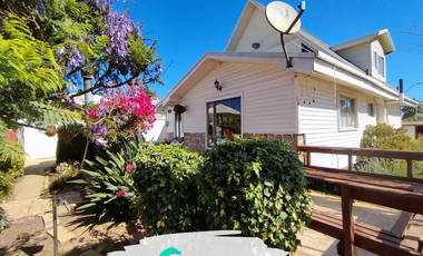 Hermosa Casa Esquina, con numerosas habitaciones.
