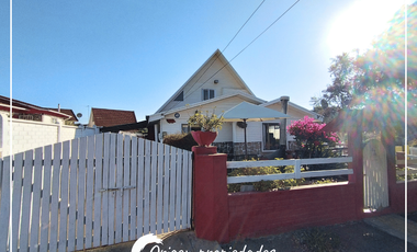 Hermosa Casa Esquina, con numerosas habitaciones.