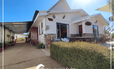 Hermosa Casa Esquina, con numerosas habitaciones.