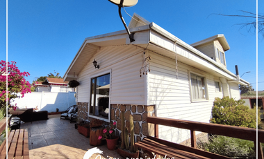 Hermosa Casa Esquina, con numerosas habitaciones.