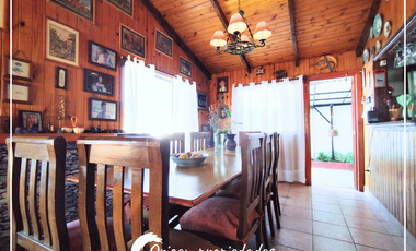 Hermosa Casa Esquina, con numerosas habitaciones.