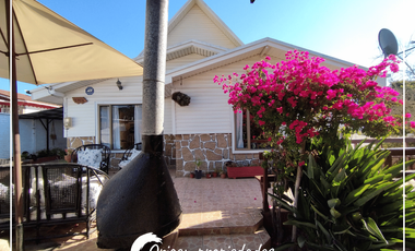 Hermosa Casa Esquina, con numerosas habitaciones.