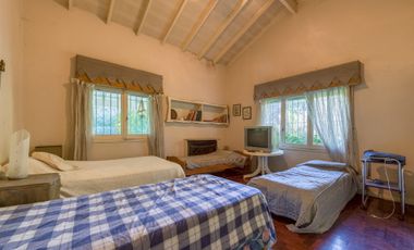 Casa 4 ambientes venta Barrio Parque Pero 2700 mts