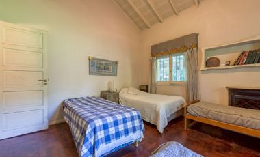 Casa 4 ambientes venta Barrio Parque Pero 2700 mts