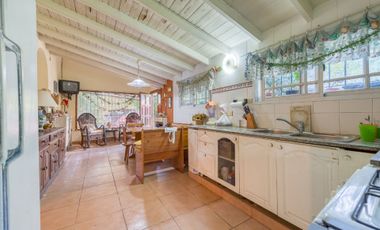 Casa 4 ambientes venta Barrio Parque Pero 2700 mts