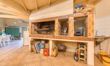 Casa 4 ambientes venta Barrio Parque Pero 2700 mts