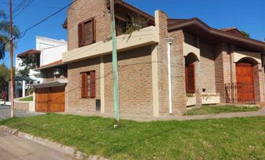 Venta Casa 5 ambientes con cochera en Don Bosco