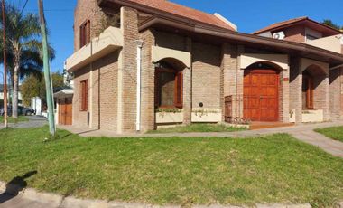 Venta Casa 5 ambientes con cochera en Don Bosco